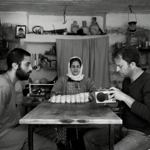 Amore, furti e altri guai: Riyad Sliman, Sami Metwasi e Valantina Abu Osqa in una scena del film