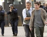 Money Monster: George Clooney è ostaggio di Jack O’Connell nel trailer