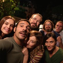 Perfetti sconosciuti: Marco Giallini, Anna Foglietta, Valerio Mastandrea, Kasia Smutniak, Giuseppe Battiston, Edoardo Leo e Alba Rohrwacher in un autoscatto promozionale del film