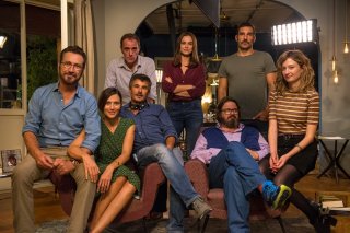 Perfetti sconosciuti: Marco Giallini, Anna Foglietta, Valerio Mastandrea, il regista Paolo Genovese, Kasia Smutniak, Giuseppe Battiston, Edoardo Leo e Alba Rohrwacher in un'immagine promozionale del f