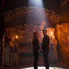 Shadowhunters: i protagonisti Katherine McNamara e Dominic Sherwood in una foto dell'episodio The Mortal Cup