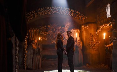 Shadowhunters: i protagonisti Katherine McNamara e Dominic Sherwood in una foto dell'episodio The Mortal Cup