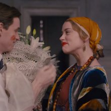 The Danish Girl: Eddie Redmayne e Amber Heard in una scena del film
