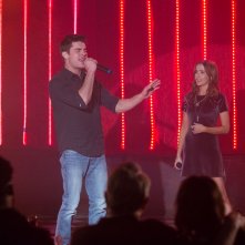 Nonno zozzone: Zoey Deutch divide il palco con Zac Efron in una scena del film