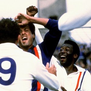 Fuga oer la vittoria: Sylvester Stallone e Pelè esultano