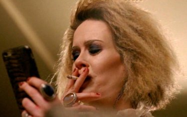 American Horror Story: Hotel - Sarah Paulson in un'immagine di Be our guest