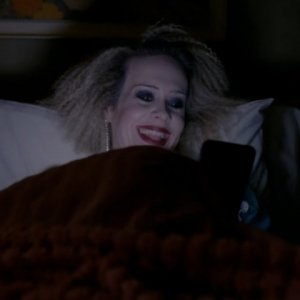 American Horror Story: Hotel - Sarah Paulson in una foto dell'episodio Be our guest