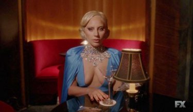American Horror Story: Hotel - Lady Gaga in una foto della puntata Be our guest