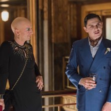 American Horror Story: Hotel - Denis O'Hare ed Evan Peters in Be our guest
