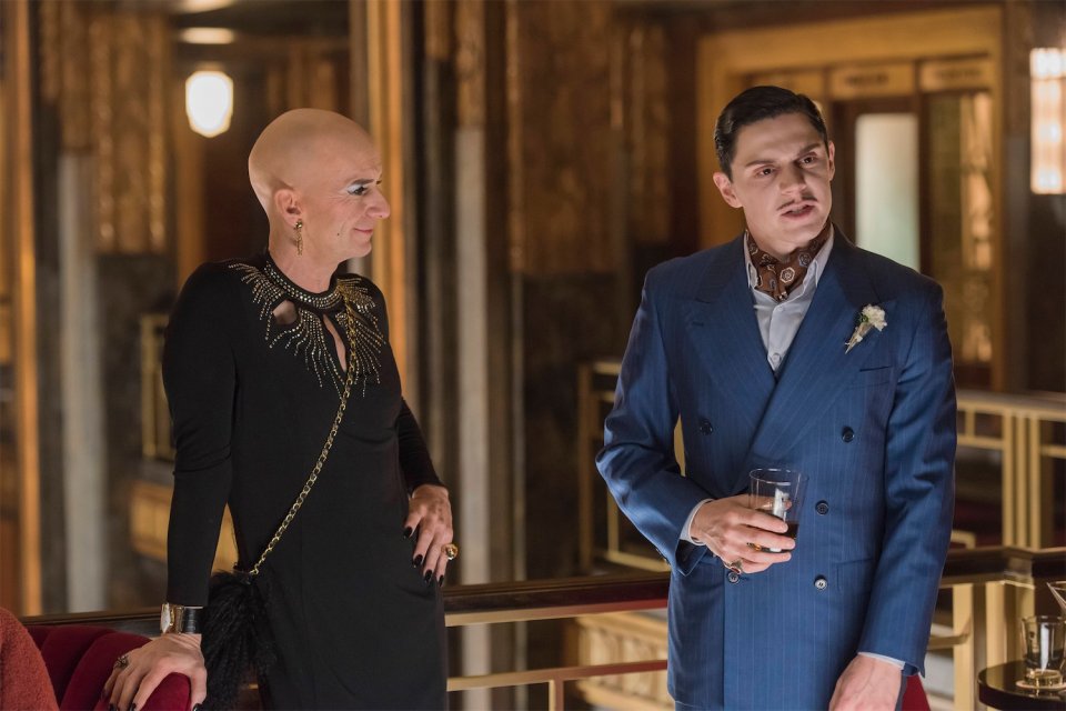 American Horror Story: Hotel - Denis O'Hare ed Evan Peters in Be our guest