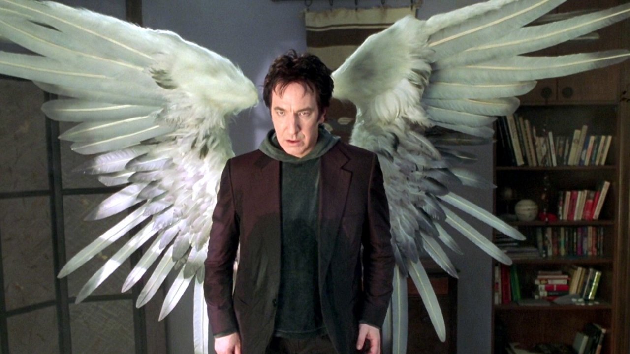 Alan Rickman in una scena di Dogma