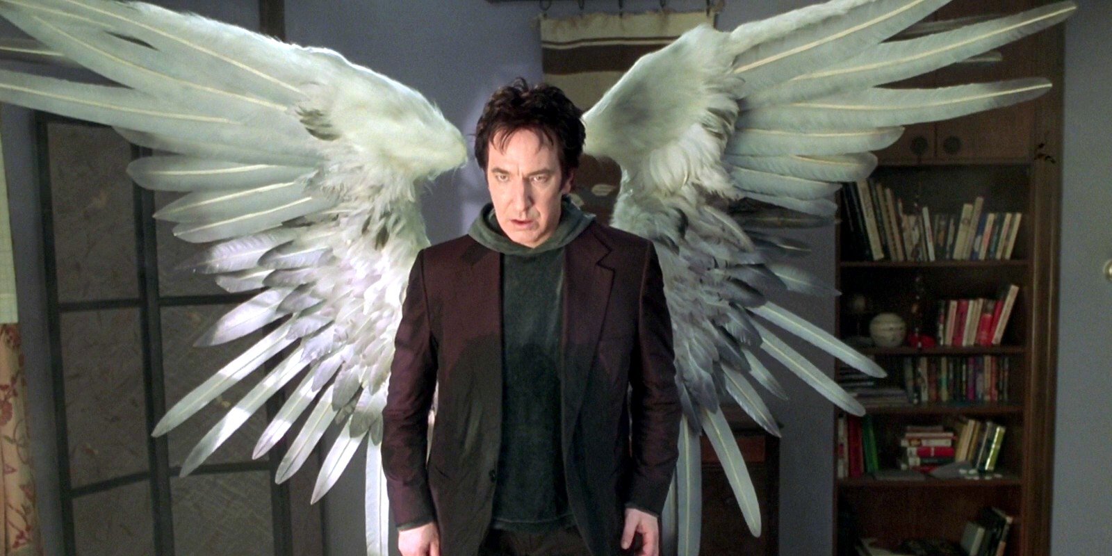 Alan Rickman in una scena di Dogma