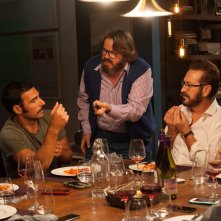 Perfetti sconosciuti: Alba Rohrwacher, Edoardo Leo, Giuseppe Battiston, Marco Giallini e Valerio Mastandrea in una scena del film