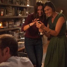 Perfetti sconosciuti: Kasia Smutniak e Anna Foglietta divertite in una scena del film, con in primo piano sulla sinistra Valerio Mastandrea