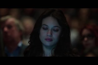 La Corrispondenza - Clip 'Amy a teatro con amici'