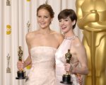 Golden Globes 2016: Anne Hathaway difende Jennifer Lawrence