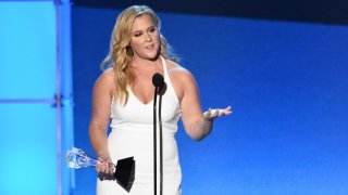 Amy Schumer ritira il Cristi Choice Award per Un disastro di ragazza