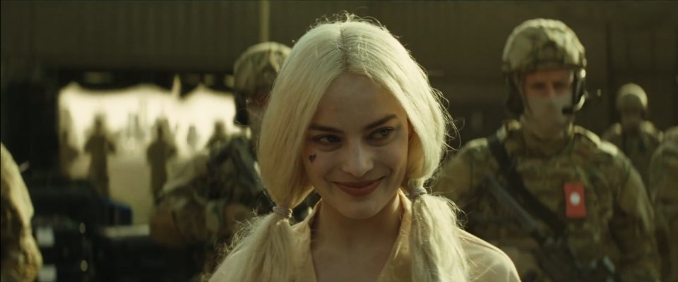 Suicide Squad: una sorridente Margot Robbie nel nuovo trailer del film