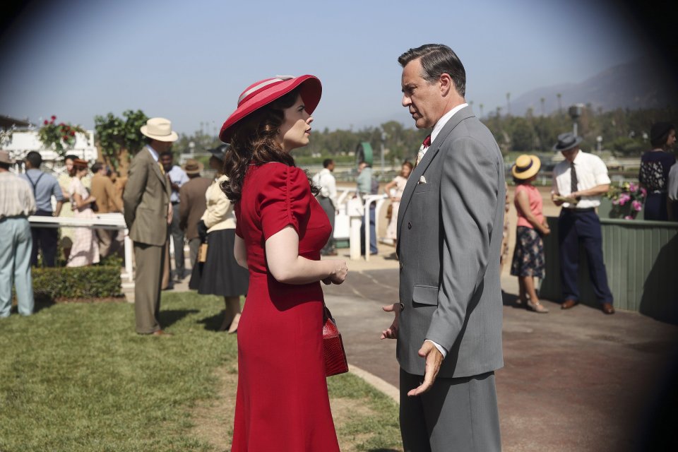 Agent Carter: Peggy viene controllata da distante in una foto della puntata The Lady in the Lake