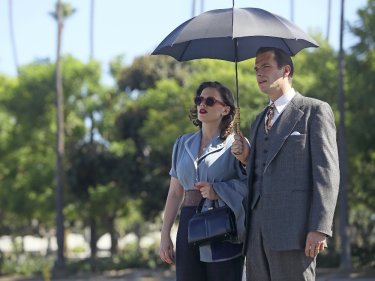 Agent Carter: Hayley Atwell e James D'Arcy in una foto dell'episodio The Lady in the Lake