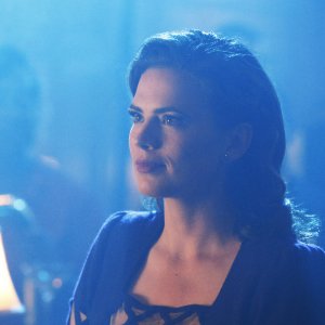 Agent Carter: un bel primo piano di Peggy (Hayley Atwell) tratto dall'episodio A View in the Dark