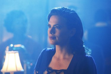 Agent Carter: un bel primo piano di Peggy (Hayley Atwell) tratto dall'episodio A View in the Dark