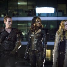 Legends of Tomorrow: Falk Hentschel, Ciara Renée e Caity Lotz nel primo episodio della serie