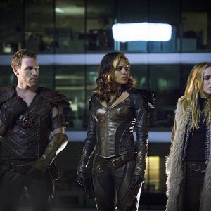 Legends of Tomorrow: Falk Hentschel, Ciara Renée e Caity Lotz nel primo episodio della serie