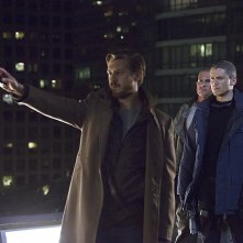 Legends of Tomorrow: gli attori Arthur Darvill e Wentworth Miller in una foto del primo episodio