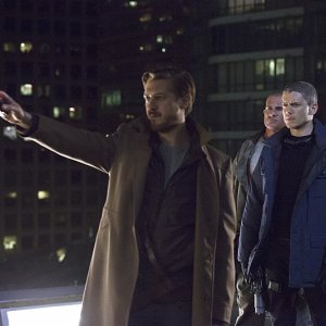 Legends of Tomorrow: gli attori Arthur Darvill e Wentworth Miller in una foto del primo episodio