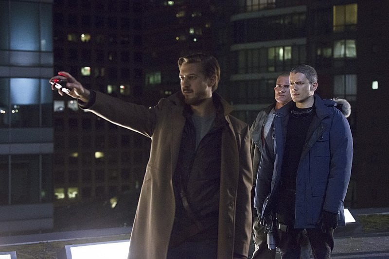 Legends of Tomorrow: gli attori Arthur Darvill e Wentworth Miller in una foto del primo episodio