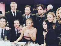 Friends e The Big Bang Theory: due cast in una sola foto! 