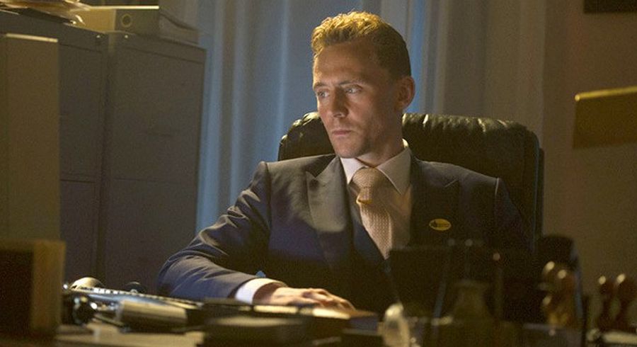 Tom Hiddleston in una scena di The Night Manager