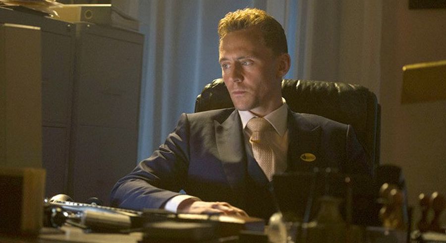 The Night Manager: Tom Hiddleston seduto alla scrivania dell'hotel che dirige