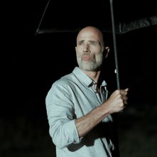 Boris Sans Béatrice - James Hyndman si ripara sotto l'ombrello nel buio