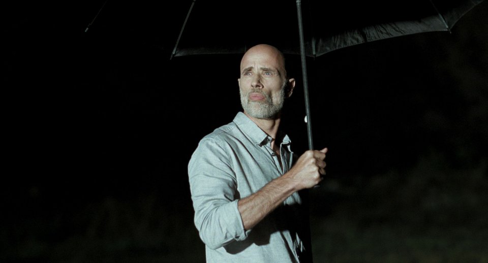Boris Sans Béatrice - James Hyndman si ripara sotto l'ombrello nel buio