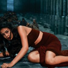 Gods of Egypt: Courtney Eaton caduta per terra