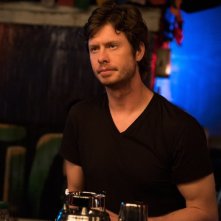 Single ma non troppo: Anders Holm in una scena del film