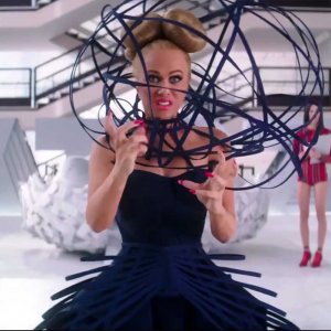 Zoolander 2: una irriconoscibile Kristen Wiig in una scena del film