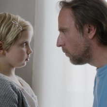 24 Weeks: Emilia Pieske e Bjarne Mädel in una scena del film