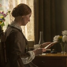 A Quiet Passion: Cynthia Nixon legge una lettera in una scena del film