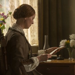 A Quiet Passion: Cynthia Nixon legge una lettera in una scena del film