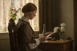 A Quiet Passion: Cynthia Nixon legge una lettera in una scena del film