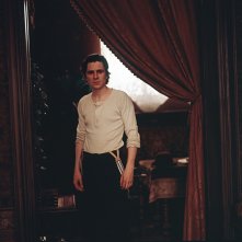 A Serious Game: Sverrir Gudnason in una scena del film