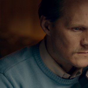 Aloys: un primo piano di Georg Friedrich al telefono