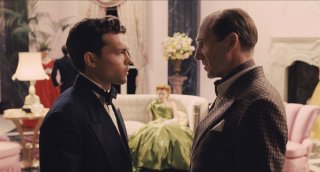 Ave, Cesare!: Ralph Fiennes e Alden Ehrenreich in una scena del film