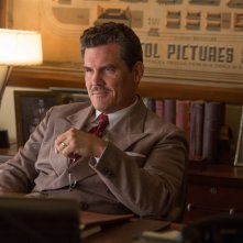 Ave, Cesare!: Josh Brolin in una scena del film