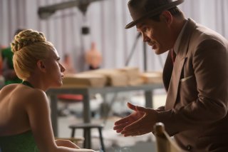 Ave, Cesare!: Scarlett Johansson e Josh Brolin in una scena del film