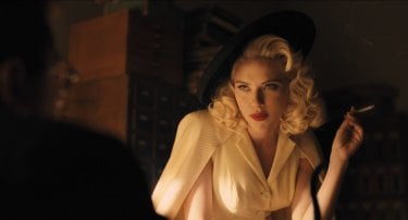 Ave, Cesare!: un'affascinante Scarlett Johansson in una scena del film