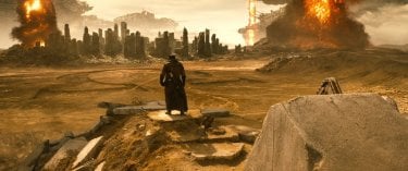 Batman v Superman: Batman osserva un simbolo